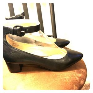 Black leather women shoes....size 10...new